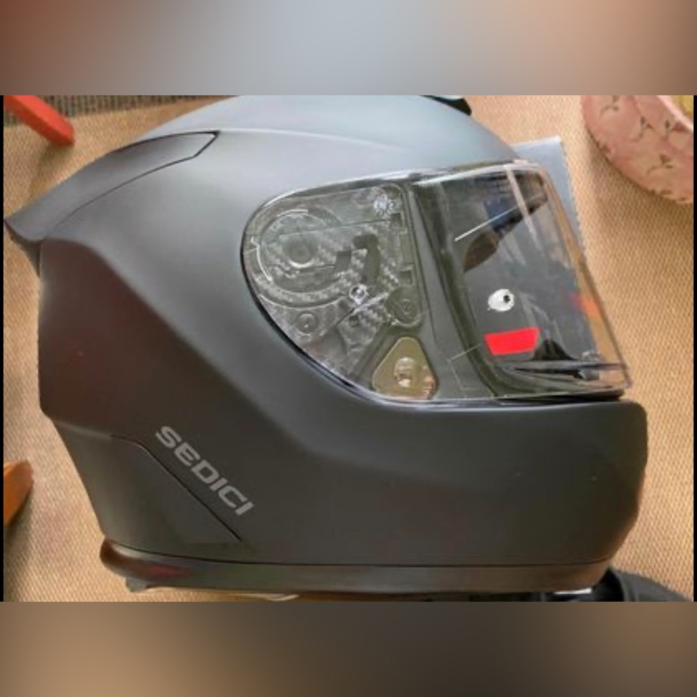 LIKE NEW Matte black Sedici strada 2 perlare helmet
W/ Bluetooth & orig. box